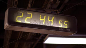 VIDEO Digital clock showcasing the time at a train station - Starpik