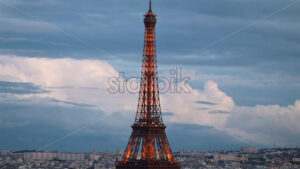 VIDEO Distant view of the Eiffel Tower sparkling in the evening with buildings surrounding it in Paris, France - Starpik