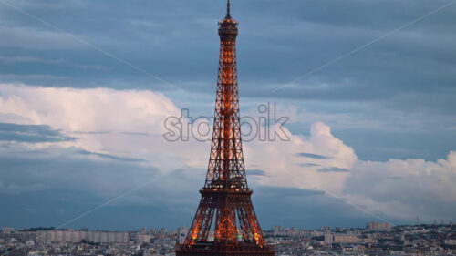 VIDEO Distant view of the Eiffel Tower sparkling in the evening with buildings surrounding it in Paris, France - Starpik