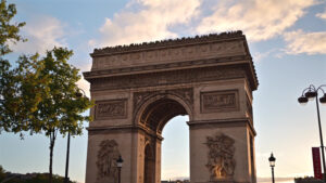 VIDEO Front View Of The Arc De Triomphe in the evening, Paris, France - Starpik