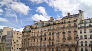 VIDEO Front view of buildings in the 17th Arrondissement in Paris, France - Starpik