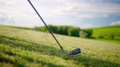 VIDEO Golf club swinging back and forth on a grass field on a sunny day - Starpik