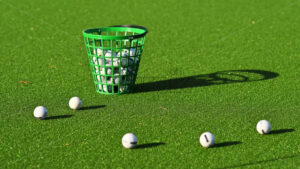 VIDEO Green bucket filled with golf balls on a course, on a sunny day - Starpik