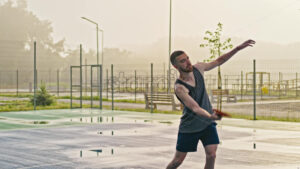 VIDEO Man playing pickleball with a red racket after rain - Starpik