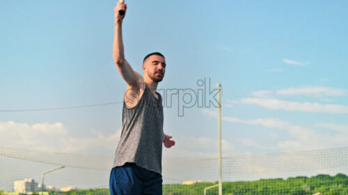 VIDEO Man playing tennis at sunrise, after rain - Starpik