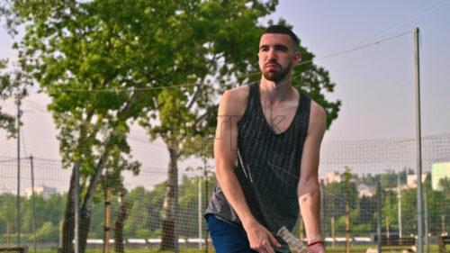 VIDEO Man playing tennis at sunrise, after rain - Starpik