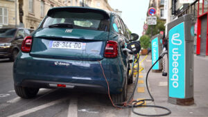 VIDEO Paris, France – June 18, 2024: A blue Fiat New 500 car charging on the street - Starpik