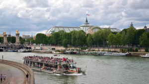 VIDEO Paris, France – June 18, 2024: A boat full of people moving on the Seine - Starpik