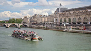 VIDEO Paris, France – June 18, 2024: A boat full of people moving on the Seine - Starpik