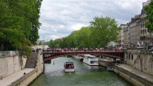 VIDEO Paris, France – June 18, 2024: Boat moving under the Pont au Double bridge over the Seine - Starpik