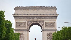 VIDEO Paris, France – June 18, 2024: Front View Of The Arc De Triomphe with people and cars moving under it - Starpik