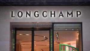 VIDEO Paris, France – June 18, 2024: Front view of the Longchamp store - Starpik