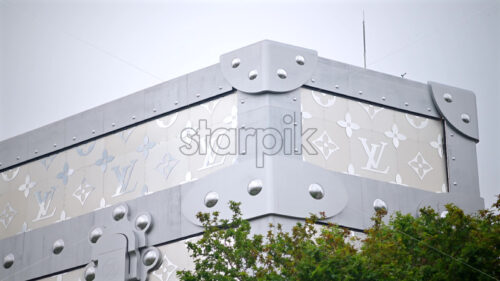 VIDEO Paris, France – June 18, 2024: Front view of the Louis Vuitton store - Starpik