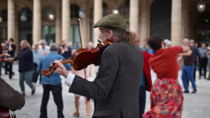VIDEO Paris, France – June 18, 2024: Men singing and playing instruments on the street with people dancing on the background - Starpik