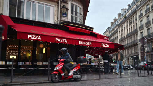 VIDEO Paris, France – June 18, 2024: Parisian Avenue Street View on a rainy day - Starpik