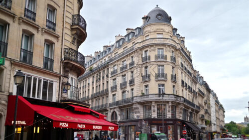 VIDEO Paris, France – June 18, 2024: Parisian Avenue Street View on a rainy day - Starpik