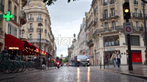 VIDEO Paris, France – June 18, 2024: Parisian Avenue Street View on a rainy day - Starpik