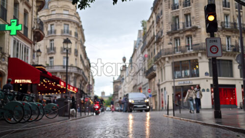 VIDEO Paris, France – June 18, 2024: Parisian Avenue Street View on a rainy day - Starpik