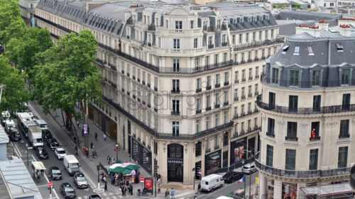 VIDEO Paris, France – June 18, 2024: People and cars seen from above moving in traffic - Starpik