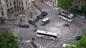 VIDEO Paris, France – June 18, 2024: People and cars seen from above moving in traffic - Starpik
