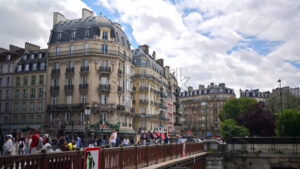 VIDEO Paris, France – June 18, 2024: People crossing the Pont au Double bridge over the Seine - Starpik