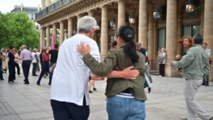 VIDEO Paris, France – June 18, 2024: People dancing in front of the Palais-Royal in daylight - Starpik
