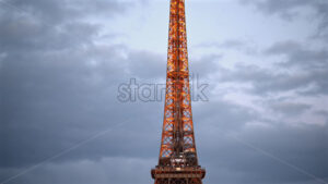 VIDEO Paris, France – June 18, 2024: People passing by the Eiffel Tower with the Olympic Games sign sparkling in the evening - Starpik