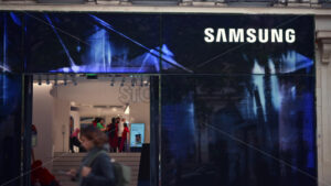 VIDEO Paris, France – June 18, 2024: People passing in front of the Samsung store - Starpik