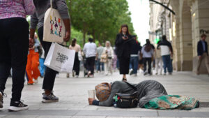 VIDEO Paris, France – June 18, 2024: People passing near a homeless woman on the street - Starpik