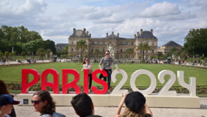 VIDEO Paris, France – June 18, 2024: People taking photos at the red and white Paris 2024 sign in front of the Luxembourg Palace - Starpik