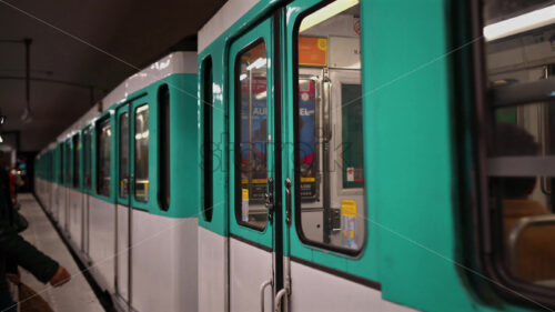 VIDEO Paris, France – June 18, 2024: People waiting for the metro at a station - Starpik