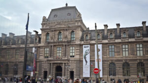 VIDEO Paris, France – June 18, 2024: People walking in front of the Louvre Museum - Starpik
