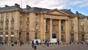 VIDEO Paris, France – June 18, 2024: People walking in front of the Paris Law Faculty in the Panth√©on-Sorbonne University - Starpik
