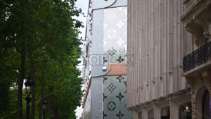 VIDEO Paris, France – June 18, 2024: Side view of the Louis Vuitton store - Starpik