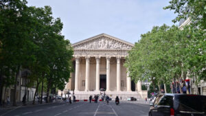 VIDEO Paris, France – June 18, 2024: Street view of the Church of Sainte-Marie-Madeleine on Place de la Madeleine - Starpik