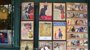 VIDEO Paris, France – June 18, 2024: Vintage cards on display in a gift shop - Starpik