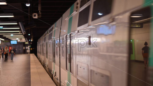 VIDEO Paris, France – June 18, 2024: White train leaving the underground station Auber - Starpik