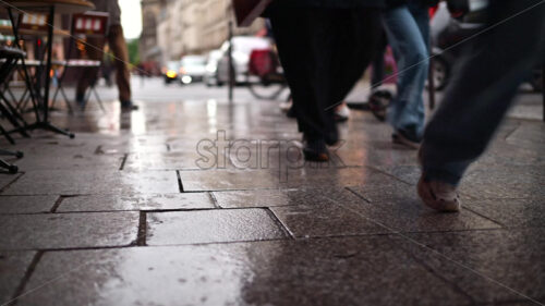 VIDEO People walking on the street in the rain in Paris, France - Starpik