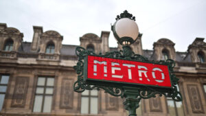 VIDEO Red metro sing with a building on the background in Paris, France - Starpik