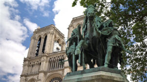 VIDEO Statue de Charlemagne et ses leudes with the Cathedrale Notre-Dame on the background, Paris, France - Starpik
