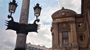 VIDEO Street lamp standing in front of the Palais Garnier in Paris, France - Starpik