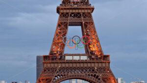 VIDEO The Eiffel Tower with the Olympic Games sign sparkling in the evening in Paris, France - Starpik