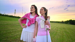 VIDEO Two women dressed in white and pink clothes talking on the golf course - Starpik