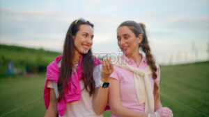 VIDEO Two women in white and pink clothes holding a white golf ball on the course - Starpik