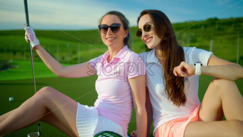 VIDEO Two women standing on the golf course near a bucket with spilled balls - Starpik