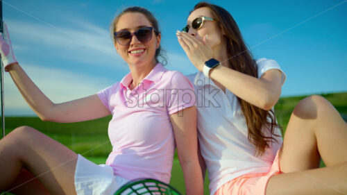 VIDEO Two women standing on the golf course near a bucket with spilled balls - Starpik