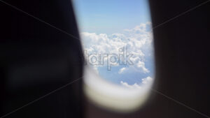 VIDEO View of the clouds from an airplane window - Starpik