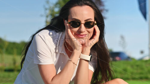 VIDEO Woman in green skirt standing on the golf course near a bucket with balls - Starpik