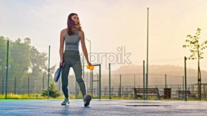 VIDEO Woman playing pickleball on a blue and green court after rain - Starpik