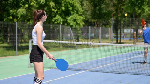 VIDEO Woman playing pickleball on a blue and green court on a sunny day - Starpik